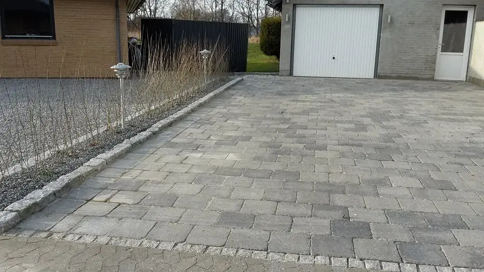 Indkørsel med kantsten op til en garage