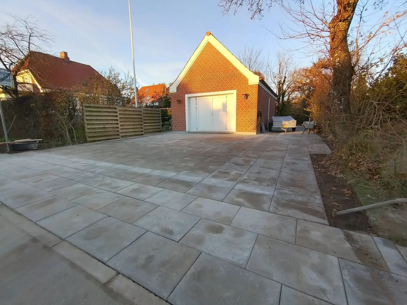 Ny indkørsel med fliser op til en garage