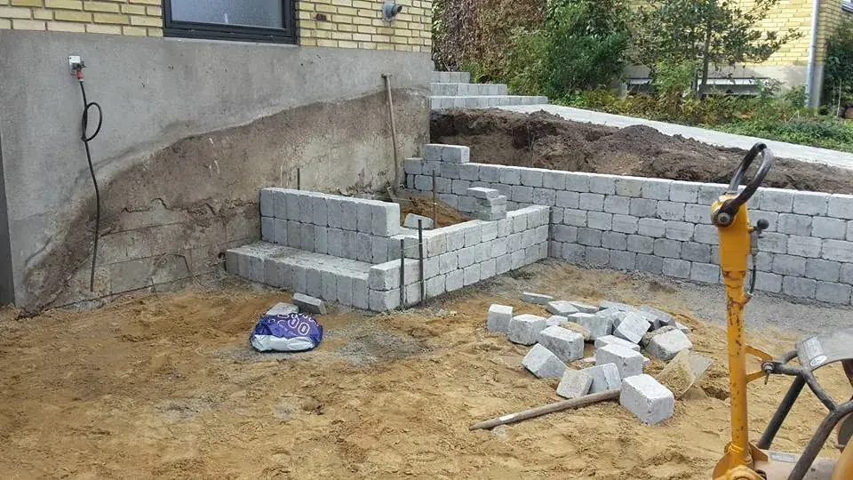 Støttemuren sættes op i sand og grus